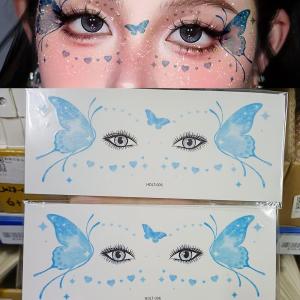 สติกเกอร์แทททูชั่วคราวลายผีเสื้อสีฟ้ารูปหัวใจ 2 ชิ้น แบบติดเอง ลายผีเสื้อ/ลายรัก สำหรับตกแต่งใบหน้าสไตล์ Y2K แต่งตาหวานๆ 1