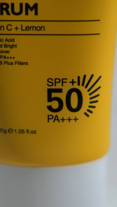 [โปรโมชั่น] VIBRANT GLAMOUR ซีรัมกันแดดวิตามินซี 30ก SPF50+ PA+++ ป้องกัน UVA/UVB | เนื้อบางเบา Non-greasy | การฟื้นฟูผิว