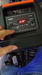 SKG ลำโพงบลูทูธ ลำโพงพกพา 8นิ้ว x1ดอก ไมค์ลอย 2ตัว ไฟวิบวับ เปลี่ยนโหมดไฟได้ 1500W pmpo. รุ่น KG-064