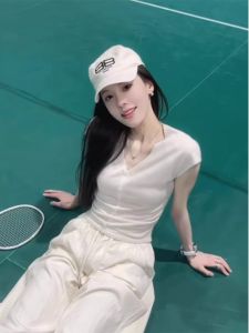 เสื้อยืดคอกว้างแขนสั้นถักสำหรับผู้หญิง ทรงเข้ารูป สไตล์เกาหลี แขนสั้น คอกลม ทรงเข้ารูป แฟชั่นฤดูร้อน เสื้อผ้าทำงาน