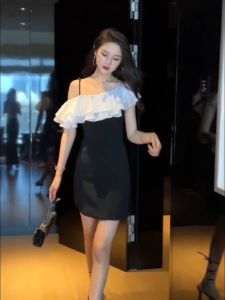 ZYHT Đầm Nước pháp Một từ cổ áo dây treo Mini phương Tây đầm đen 10815