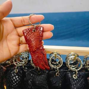 Móc khoá móng cá sấu thật lạ mắt cho oto xe máy túi sách