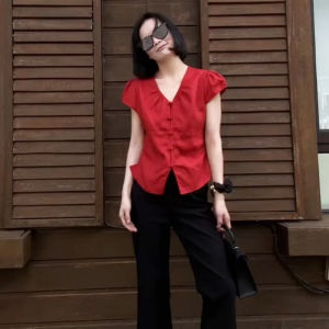 เสื้อเชิ้ตคอวีแขนสั้นสีแดงสำหรับผู้หญิงในช่วงฤดูร้อนปี 2025 เสื้อทรงเข้ารูปเอวเข้ารูป ทรงเข้ารูป สไตล์เกาหลี