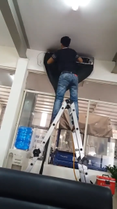 Áo Trùm Vệ Sinh Máy Lạnh Treo Tường Bạt Rửa Máy Lạnh Giải Pháp Làm Sạch Không Gây Bẩn