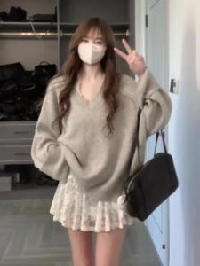 เสื้อสเวตเตอร์ถักคอวีสีเทาสวมหัวสำหรับผู้หญิง ฤดูใบไม้ร่วง/ฤดูหนาว ทรงหลวม แขนยาว ปกติ คอวี ปกติ เสื้อสเวตเตอร์ถัก