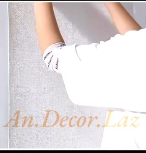 cuộn xốp dán tường dài 28 m rộng 50 cm mặt sau có sẵn keo dán cho tường phẳng mịn và láng nhẵn