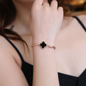 Gelang Semanggi Empat Daun: Aksesoris Fashion Wanita Gaya Baru & Elegan