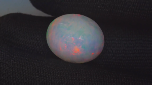 8.94 CT รูปแบบร่างสีสันสวยงาม อัญมณีโอปอลขาวเอธิโอเปียแท้ 100% เจียระไนแบบดิบจากเอธิโอเปีย