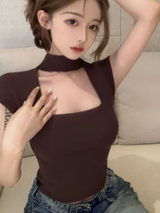 เสื้อยืดแขนสั้นสุดเซ็กซี่และหวานหอมสําหรับผู้หญิง ดีไซน์คอว่างในฤดูร้อน สไตล์ที่ไม่ซ้ํากันและหลากหลายด้วยวัสดุอื่น ๆ