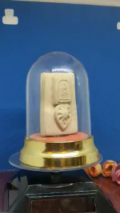 附送能量满满鸡翅木手串*1非常精美幸运星奇僧龙婆碧纳督造的圣物稀有之超大模经粉幸运星崇迪佛牌品相完美已安装在可开关式透明供奉式法座可置放神桌供奉Master Lp Pinak very rare Beautiful  Phim Lucky Star Yai Nur Phong Phra Somdej fixed to Transparent Bucha Type Cover(pls see photo)