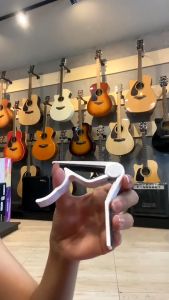 Guitar Capo คาโป้ เลือกรุ่นได้ คาโป้ สีขาว-สีดำ CAPO Guitar หนีบสายได้แนบสนิท ทำจากวัสดุอย่างดี ดีไซด์สวย ใช้งานง่าย /มีเก็บปลายทาง