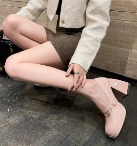 รองเท้าส้นสูงหนังแท้ Mary Janes สีชมพูสไตล์ฝรั่งเศสสำหรับผู้หญิง รองเท้าแตะส้นหนาแบบใหม่ รองเท้าแต่งงาน รองเท้าส้นสูงแบบย้อนยุคที่เข้ากันได้กับกระโปรง