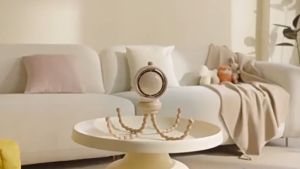 Handheld Fan with PM2.5 Air Purification & 50° Auto Swing 12.5H Long Battery Life