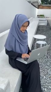 Hijab Segi Empat Oval Wolfis Ukuran 130x130 Bahan Adem Anti Menerawang