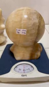 Cầu bi đá phong thủy màu vàng đường kính 19 cm nặng 11 kg cho người mệnh Kim và Thổ