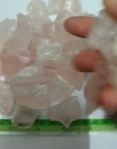 💎H133 100 กรัม โรส ควอตซ์ เศษพลอย 3 - 5 cm. พลอยก้อน Natural Rose Quartz พลอยดิบ ไม่เผา ธรรมชาติแท้