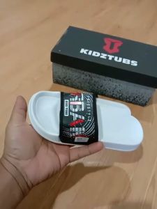 KIDZTUBS Sandal Anak Laki-Laki Karet Slipper Slide Selop Slipon Jepit Karakter Warna Hitam Usia 6-10 Tahun-Sendal2036100224