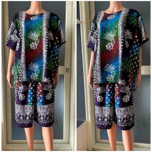 ชุดนอนเสื้อกางเกงสำหรับผู้ใหญ่ ผู้สูงอายุ  ผลิตจาก โรงงานไทย ผ้าสปันเรย่อน เนื้อผ้านุ่ม เบา ใส่สบาย ลายบาติกเรียบร้อย Freesize อก 52 นิ้ว สวมใส่คล่องตัว เหมาะสำหรับการพักผ่อนในทุกวัน