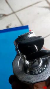 Nắp bình dầu gắn cho xe tải Isuzu 2007 đầu tròn _nắp bình dầu xe tải ISUZU QKR đầu cabin tròn có nắp đậy hàng zin .
