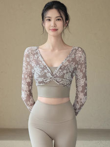 WANGGONGZHU | เสื้อโยคะผู้หญิงพร้อมแผ่นเสริมหน้าอก ผ้าตาข่ายลูกไม้ ปัลลิตี้ วิ่ง ฟิตเนส เสื้อผ้ากีฬา ฤดูใบไม้ผลิ 2025 ชุดสองชิ้นปลอม