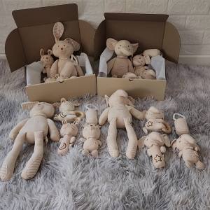 Smart Kiddy Shop Baby Gift Set 4 ชิ้น ชุดของขวัญเด็กแรกเกิด ของเล่นเสริมพัฒนาการ ตุ๊กตา โมบาย ของเล่นหัดจับ