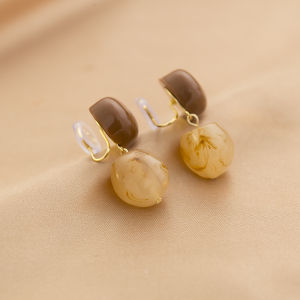 Simple Geometric Amber Colored Tea Series No Piercing Required Clip on Earrings Fashionable Vintage Hong Kong Style Ear Jewelry