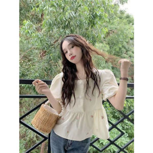 เสื้อเชิ้ตแขนสั้นทรงหลวมคอเหลี่ยมลายดอกไม้สไตล์หวานและเก๋ไก๋สำหรับฤดูร้อนปี 2024 สำหรับผู้หญิง ผ้าโพลีเอสเตอร์