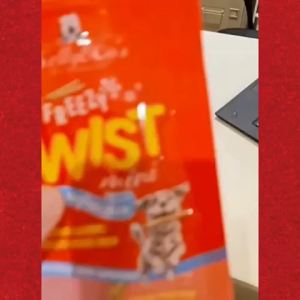 เคลลี่แอนด์โค ฟรีซซี่ เพรสโรล ขนมเคี้ยวสนุกแก้เบื่อสุนัข เคลือบฟรีซดรายแซลมอนและซุปเปอร์ฟู้ด