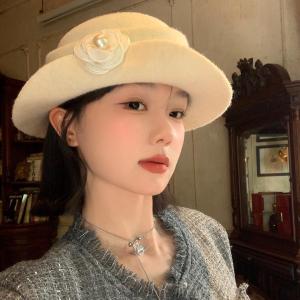 Elegant French Pearl Camellia Hat Womens Autumn Curling Edge Thousand Gold Style Hat Face Slimming Hepburn Style Hat