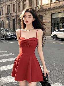 ชุดเดรสสั้นทรงเอสีแดงสไตล์เกาหลีสำหรับผู้หญิงในฤดูร้อน ดีไซน์กระโปรงสั้นทรงเอเข้ารูป เอวสูง แขนกุด คอวี สไตล์หวาน