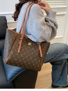 Large Capacity Commuter Tote Bag Womens Handbag Shopping Bag Single Shoulder Bag Casual Big Bag American Retro Style Hobo Bag