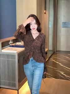AMMIN 2024 Autumn new fashion draw pleated V-neck irregular slit design lace shirt womens short style flared sleeve long sleeve elegant blouse