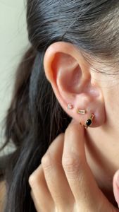 ต่างหูห่วงฮักกี้ เพชร CZ ฝังหุ้ม สีดำ - เป็นสีดำ ฝัง หูฮัก กี้ ผ่าตัด ถือ ถุง