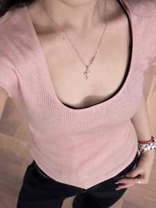 เสื้อยืดคอกลมแขนสั้นผ้าถักสีชมพูสำหรับผู้หญิงในฤดูร้อน เสื้อผ้าทำงานแขนสั้นทรงเข้ารูปสไตล์หวานและเผ็ดร้อน