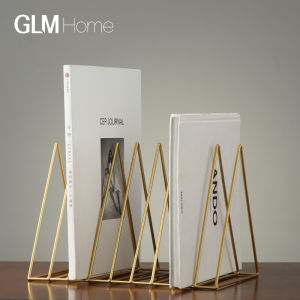 ชั้นวางหนังสือสามเหลี่ยมสไตล์ยุโรปแบบเรียบง่าย ชั้นวางหนังสือพิมพ์ ชั้นวางของสำหรับห้องนั่งเล่นและห้องทำงาน ชั้นวางของสำหรับจัดระเบียบ