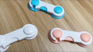 ที่ล็อคลิ้นชักที่กันตู้หนีบและอุดปลั๊กกันแหย่มีหูจับ อุปกรณ์เพื่อความปลอดภัยสําหรับเด็ก