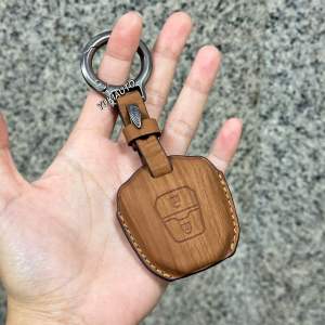 Key case IS5 ตรงรุ่น ISUZU DMAX 2020-2025 เคสกุญแจแบบซองหนังPU ลายไม้น้ำตาล ลายไม้เทา (พร้อมพวงกุญแจ)
