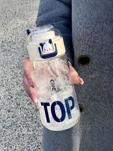 Summer Portable Sports Plastic Cup for Men Students: High Aesthetic Value & Simple Design