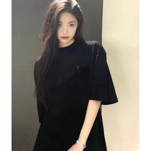 เสื้อยืดแขนสั้นสไตล์ยุโรปสําหรับผู้ชาย ฤดูร้อน ขี้เกียจรสฮ่องกงเล็ก ปกเสื้อ หลวม บุคลิกภาพความรัก ลายพิมพ์ตัวอักษร ผ้าฝ้าย