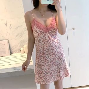 การจัดส่งที่รวดเร็ว 💥SHENGHAOS💥 ชุดนอนแฟชั่นแต่งลูกไม้ ชุดกระโปรงนอน ชุดนอนเซ็กซี่ ให้ลุคน่ารักและเซ็กซี่ ชุดใส่ในบ้าน ดูผอม ชุดนอนสายเดี่ยว กระโปรงสั้น 2025 new