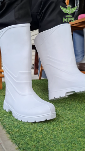 รองเท้าบูทเบา รองเท้าบูท ผลิตในไทย สูง 13 นิ้ว รุ่น 999 ยืดหยุ่น ใส่สบาย ทำความสะอาดง่าย วัสดุทำมาจาก วัสดุสูตรพิเศษ