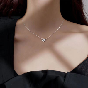 สร้อยคอ Lucky Four Leaf Clover ผู้หญิง Ins โซ่กระดูกไหปลาร้าง่ายโซ่ออกแบบเฉพาะคอ