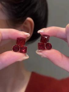 Chinese New Year Celebration Joyous Red Crystal Earrings for Women Fall and Winter Light Luxury Minority Design Ear Studs Unique Fancy Eardrop Earring