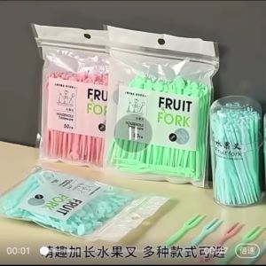 STCPHANIEสินค้าพร้อมส่ง ส้อมจิ้มผลไม้ไม้จิ้มผลไม้ ส้อมพลาสฅิก และไม้แบบใช้แล้วทิ้งมีสามสีให้เลือก