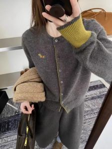 เสื้อคาร์ดิแกนถักคอตตอนสีบล็อกแขนยาวสไตล์เกาหลีสำหรับผู้หญิง ดีไซน์ด้วยหมุดปักลายสุนัข ชุดชั้นในสั้น ทรงหลวม ปกติ