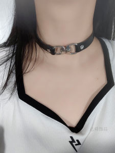 สร้อยคอแบบช็อคเกอร์สีดำสไตล์ป๊อปแวร์สำหรับผู้หญิง สร้อยคอแบบหัวเข็มขัดโลหะสีดำ สร้อยคอแบบช็อคเกอร์สุดเท่ โซ่กระดูกไหปลาร้า โซ่คอ แหวน จี้ โซ่คอแบบหัวเข็มขัดโลหะ