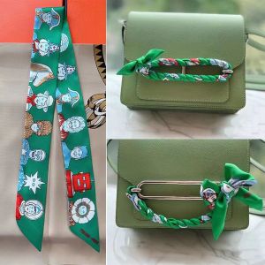 ผ้าพันคอไหมลายการ์ตูนตกแต่งด้วยริบบิ้น สายเดี่ยว กระเป๋า หัวเข็มขัด ผ้าพันคอแบบสามเหลี่ยม ผ้าไหมเทียม ฤดูใบไม้ผลิ ฤดูร้อน ฤดูหนาว