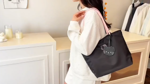 MOUSSON  กระเป๋าถือแฟชั่นสีดำ HelloKitty พร้อมเครื่องประดับตัวละครน่ารักและดีไซน์อินเทรนด์