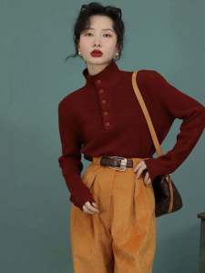 เสื้อสเวตเตอร์ถักสีแดงสไตล์ย้อนยุคสำหรับผู้หญิง คอตั้งครึ่งตัว ดีไซน์นุ่ม สไตล์ลำลอง ฤดูใบไม้ร่วง/ฤดูหนาว เสื้อชั้นใน