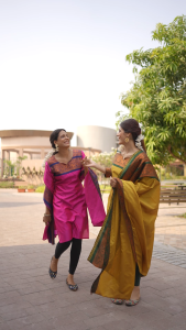 ชุดไหม Kurti และ Dupatta จากผ้าฝ้ายที่มีงานทอผ้าที่ซับซ้อน